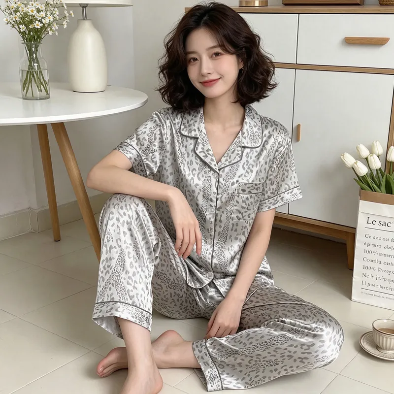 Ensemble pyjama femme manches courtes et pantalon long en soie imitation imprimé léopard gris, style minimaliste tendance ins, Yuanxing 2279 · Grossiste · OEM · Mondial - View 2