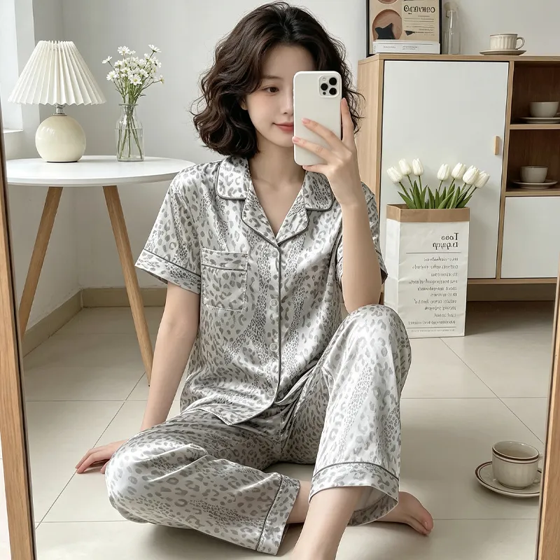 Ensemble pyjama femme manches courtes et pantalon long en soie imitation imprimé léopard gris, style minimaliste tendance ins, Yuanxing 2279 · Grossiste · OEM · Mondial - View 1
