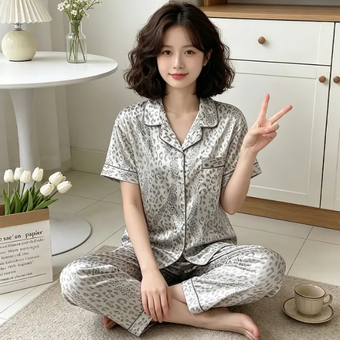 Ensemble pyjama femme manches courtes et pantalon long en soie imitation imprimé léopard gris, style minimaliste tendance ins, Yuanxing 2279 · Grossiste · OEM · Mondial - Detail 1