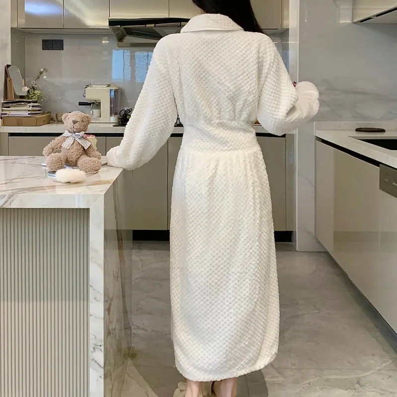 Peignoir femme motif ananas chaud flanelle bathrobe ample ceinture pyjama blanc simple pur désir polaire corail · Grossiste · OEM · Mondial - View 3