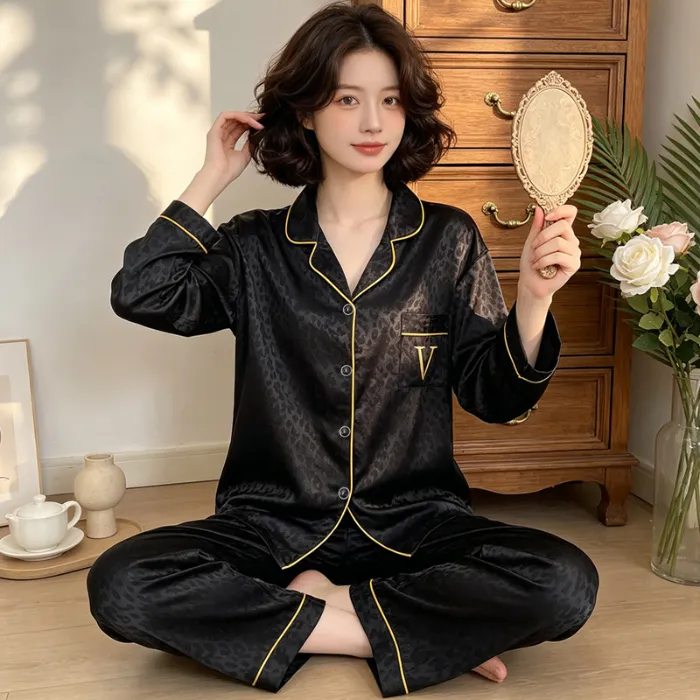 Ensemble de pyjama en fausse soie à manches longues avec motif léopard jacquard, style minimaliste haut de gamme tendance Ins, réf. 23149 de Yuanxing · Grossiste · OEM · Mondial - Detail 1