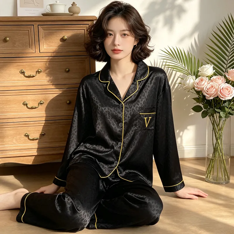 Ensemble de pyjama en fausse soie à manches longues avec motif léopard jacquard, style minimaliste haut de gamme tendance Ins, réf. 23149 de Yuanxing · Grossiste · OEM · Mondial - View 2