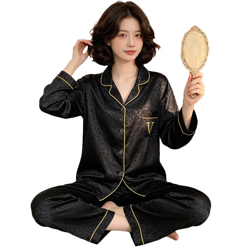 Ensemble de pyjama en fausse soie à manches longues avec motif léopard jacquard, style minimaliste haut de gamme tendance Ins, réf. 23149 de Yuanxing · Grossiste · OEM · Mondial - View 4