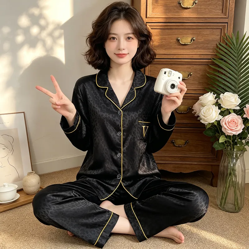 Ensemble de pyjama en fausse soie à manches longues avec motif léopard jacquard, style minimaliste haut de gamme tendance Ins, réf. 23149 de Yuanxing · Grossiste · OEM · Mondial