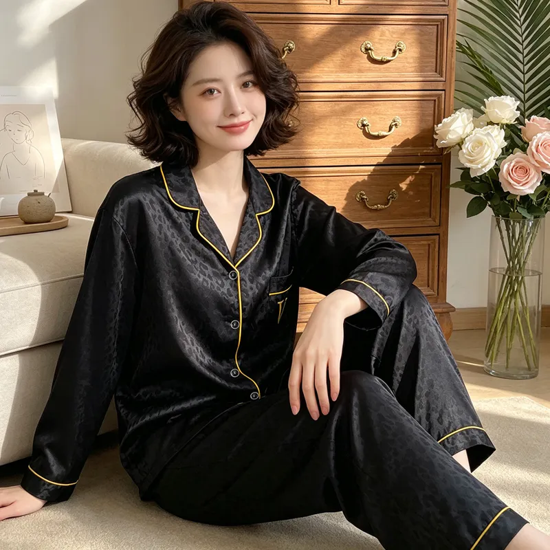 Ensemble de pyjama en fausse soie à manches longues avec motif léopard jacquard, style minimaliste haut de gamme tendance Ins, réf. 23149 de Yuanxing · Grossiste · OEM · Mondial - View 3