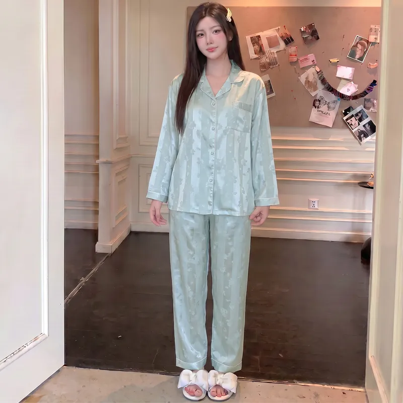طقم ملابس منزلية وبيجامة بأكمام طويلة من الحرير الصناعي بنقشة الجاكار الخفيفة بأسلوب إنستقرام الفاخر البسيط من يوانشينغ 23156 · بيع بالجملة · تصنيع حسب الطلب · شحن عالمي - View 3