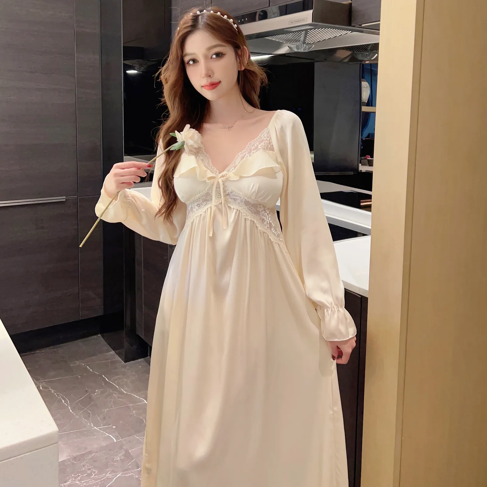 Robe de nuit authentique longue 110CM avec coussinets d'automne pour femme manches longues dentelle col V pyjama en soie glacée · Grossiste · OEM · Mondial