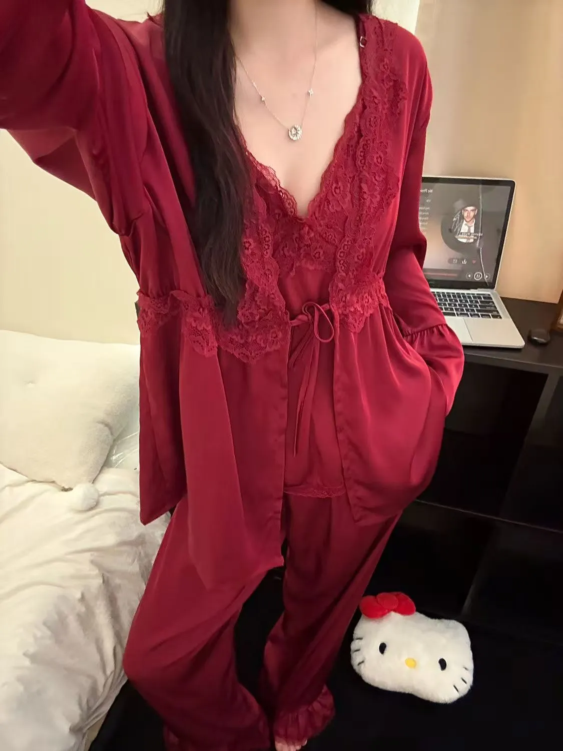 Ensemble de pyjama sexy en soie glacée pour printemps/automne, avec bretelles, pantalon long et cardigan, 3 pièces, dentelle avec bonnets intégrés, vêtement de maison léger et luxueux · Grossiste · OEM · Mondial - Detail 26