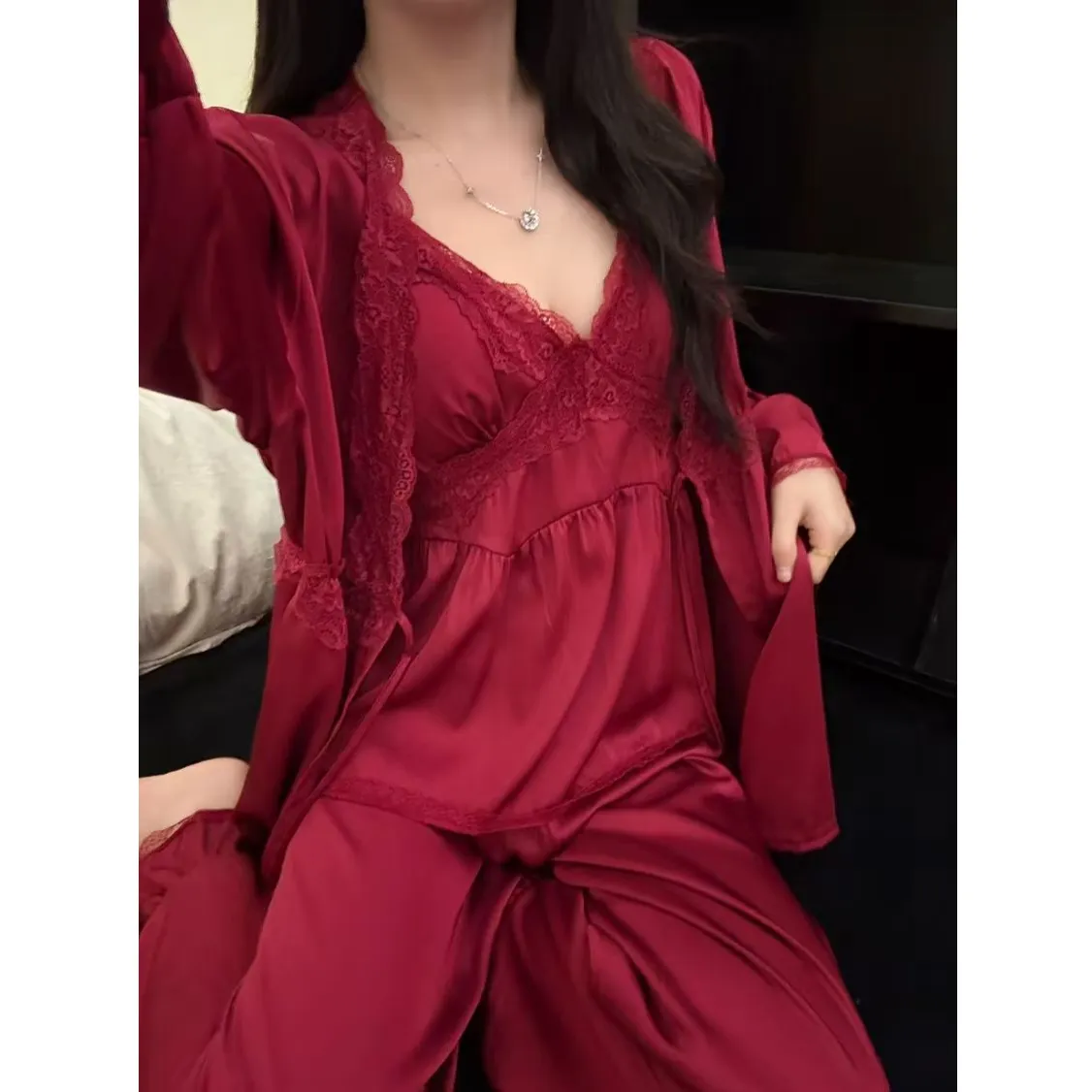 Ensemble de pyjama sexy en soie glacée pour printemps/automne, avec bretelles, pantalon long et cardigan, 3 pièces, dentelle avec bonnets intégrés, vêtement de maison léger et luxueux · Grossiste · OEM · Mondial - View 2