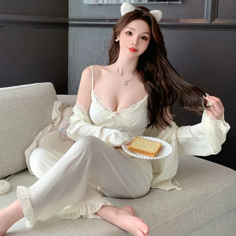 Ensemble de pyjama sexy en soie glacée pour printemps/automne, avec bretelles, pantalon long et cardigan, 3 pièces, dentelle avec bonnets intégrés, vêtement de maison léger et luxueux · Grossiste · OEM · Mondial - Detail 6