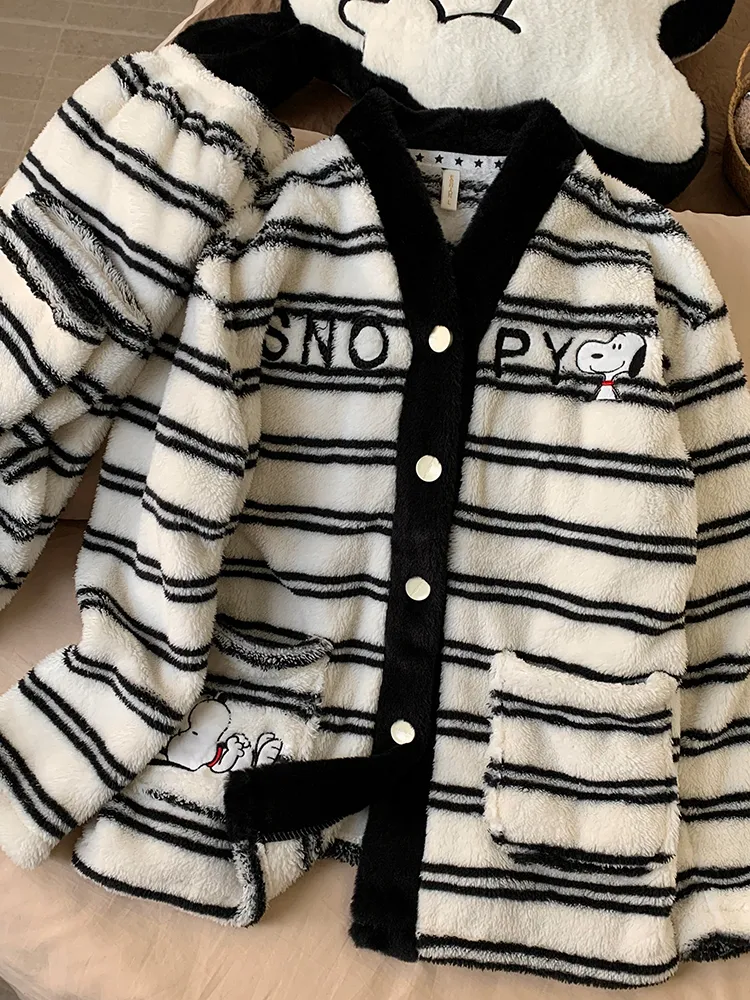 Pyjama femme automne-hiver, mignon avec motif cartoon, polaire à poils longs, chaud et épais, gilet à boutons, ensemble de maison, portable à l'extérieur · Grossiste · OEM · Mondial - Detail 6