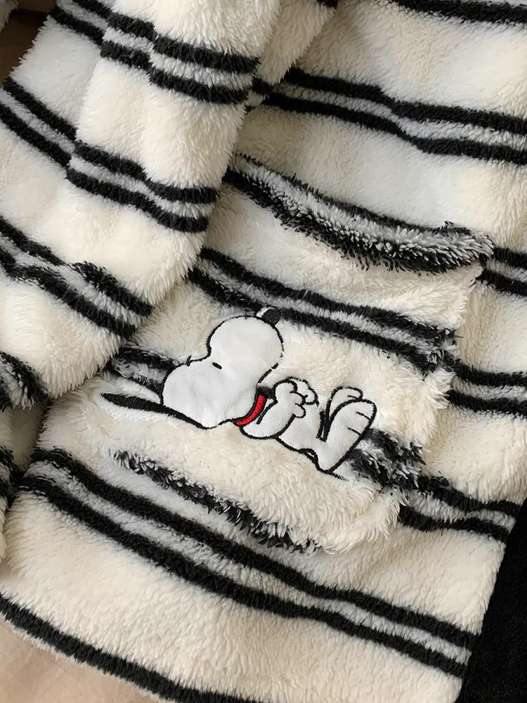 Pyjama femme automne-hiver, mignon avec motif cartoon, polaire à poils longs, chaud et épais, gilet à boutons, ensemble de maison, portable à l'extérieur · Grossiste · OEM · Mondial - Detail 4