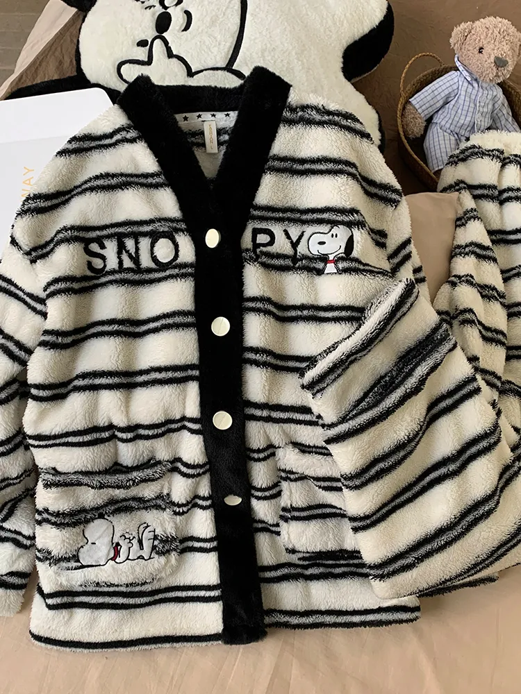 Pyjama femme automne-hiver, mignon avec motif cartoon, polaire à poils longs, chaud et épais, gilet à boutons, ensemble de maison, portable à l'extérieur · Grossiste · OEM · Mondial - Detail 9