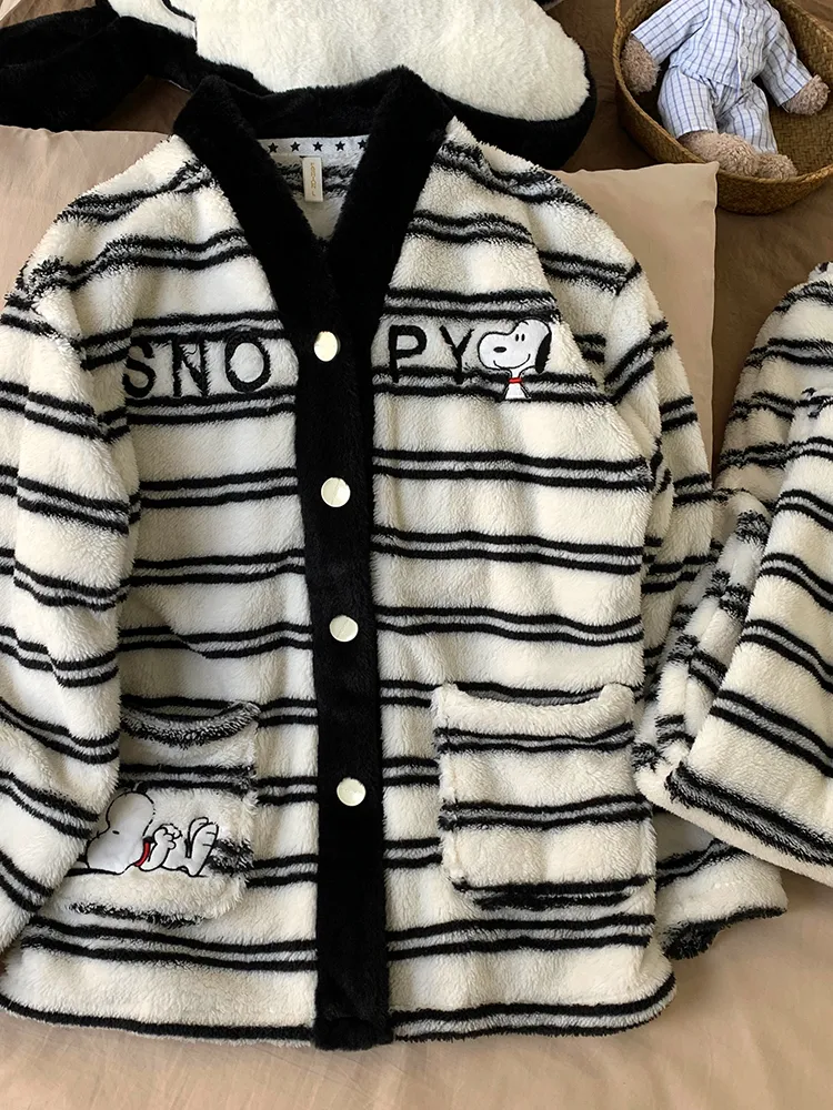Pyjama femme automne-hiver, mignon avec motif cartoon, polaire à poils longs, chaud et épais, gilet à boutons, ensemble de maison, portable à l'extérieur · Grossiste · OEM · Mondial - Detail 7