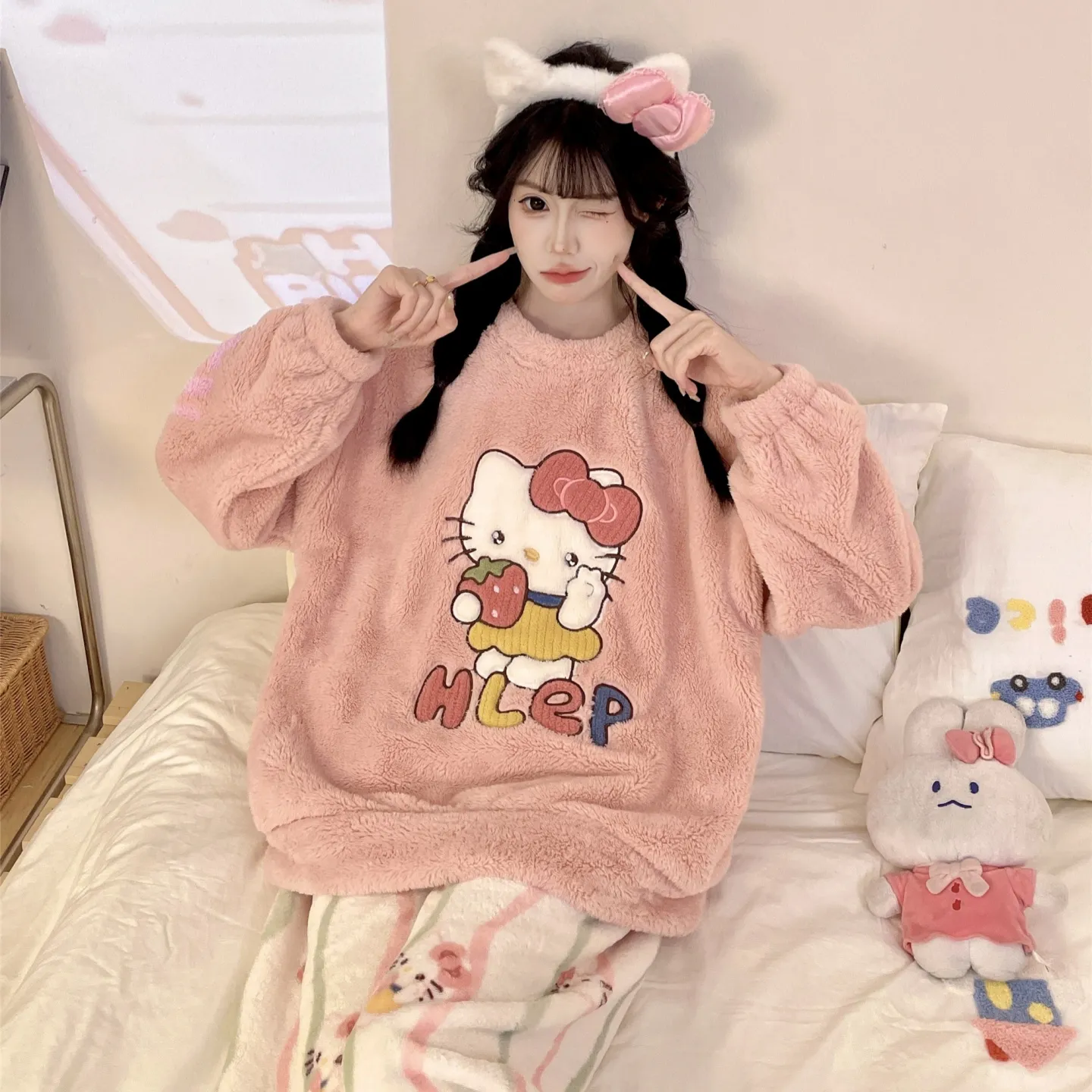 Nouveauté automne-hiver 2026, pyjama pour jeune fille en flanelle 290 g, col rond, épais, adorable motif cartoon, ensemble de homewear · Grossiste · OEM · Mondial - Detail 24