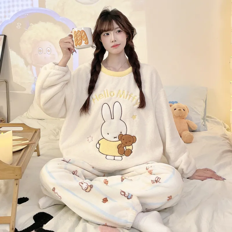 Nouveauté automne-hiver 2026, pyjama pour jeune fille en flanelle 290 g, col rond, épais, adorable motif cartoon, ensemble de homewear · Grossiste · OEM · Mondial - View 3