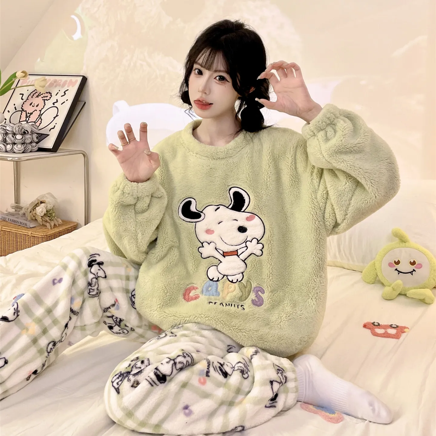 Nouveauté automne-hiver 2026, pyjama pour jeune fille en flanelle 290 g, col rond, épais, adorable motif cartoon, ensemble de homewear · Grossiste · OEM · Mondial - Detail 20