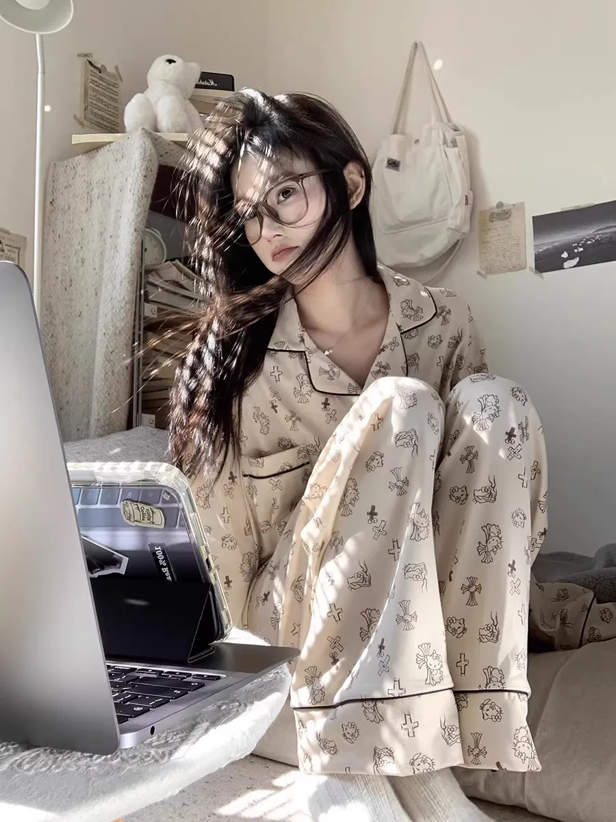 Pakaian Tidur Wanita Musim Gugur Musim Dingin 2026 Model Terbaru Lengan Panjang Celana Panjang HelloKitty Set Cardigan 2 Potong Piyama Rumahan Mewah · Grosir · OEM · Pengiriman Global - Detail 3