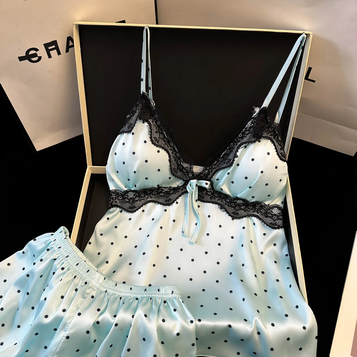 夏新作 アイスシルク キャミソール ショートパンツ 2点セット 涼感 セクシー レース縁 夏 パジャマ レディース セット カップ付き · 卸売 · OEM · 世界へ発送 - Detail 4