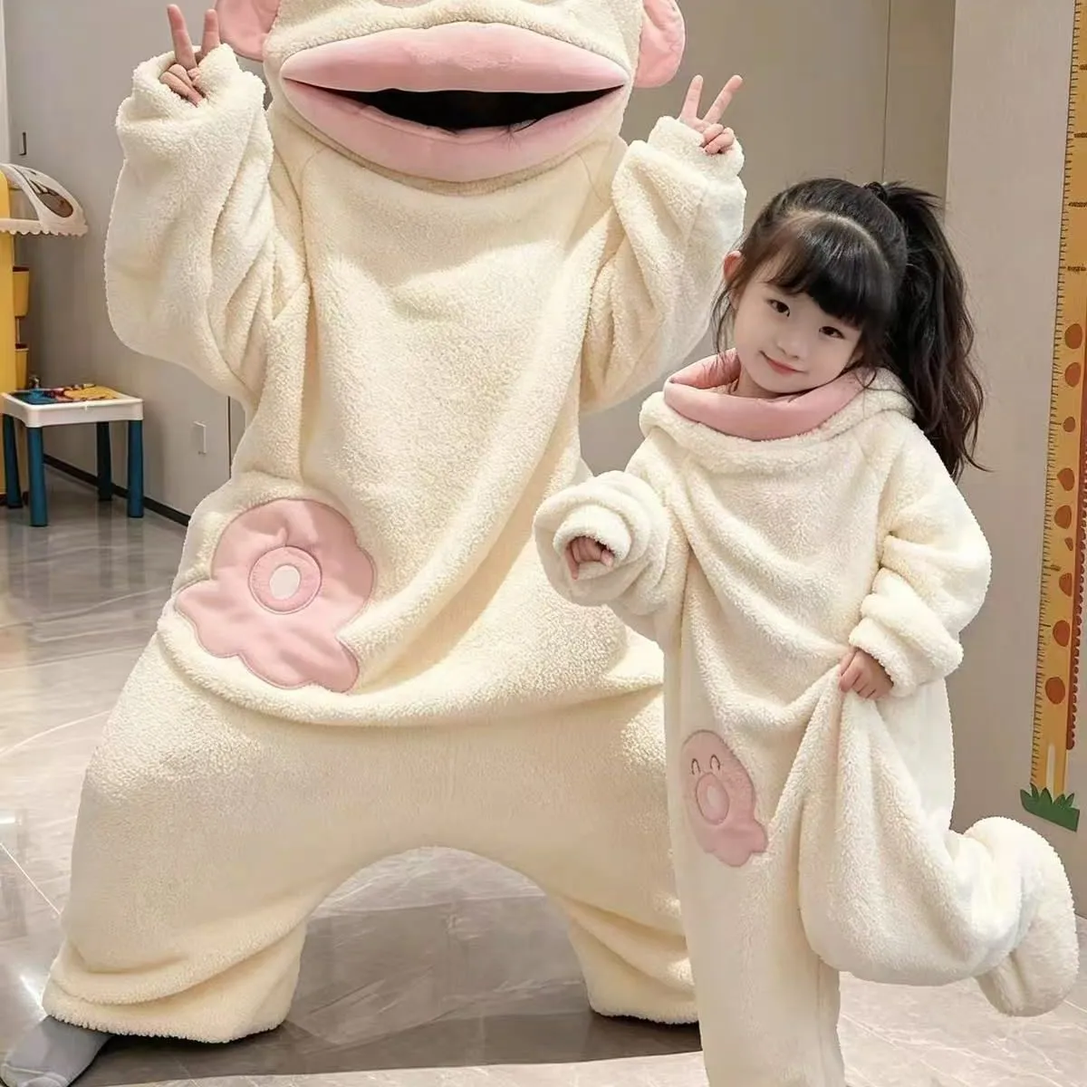 원피스 로브 재미있는 흰동가리 후드 코랄 플리스 파자마 여성 겨울 두꺼운 기모 · 도매 · OEM · 전 세계 배송 - View 1