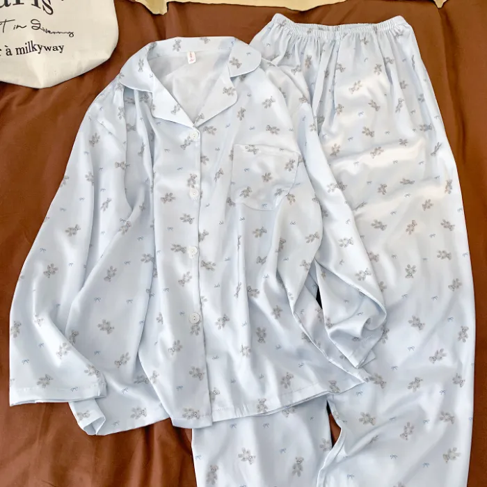Pyjama femme haut de gamme en soie glacée bleu avec oursons cartoon, chemise à col, sensation de fraîcheur automnale, lingerie de maison luxueuse pour jeunes filles · Grossiste · OEM · Mondial - Detail 1
