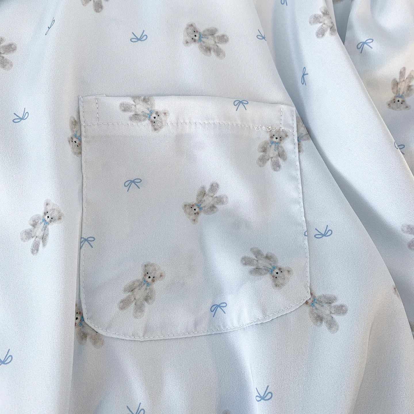 Pyjama femme haut de gamme en soie glacée bleu avec oursons cartoon, chemise à col, sensation de fraîcheur automnale, lingerie de maison luxueuse pour jeunes filles · Grossiste · OEM · Mondial - Detail 4