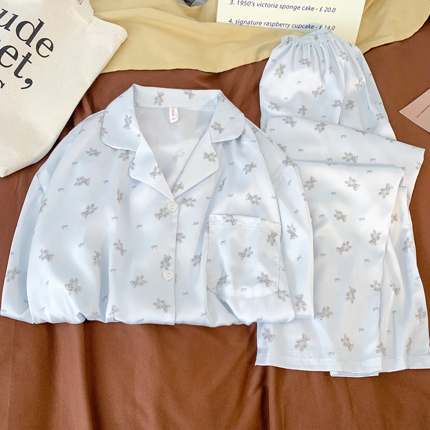 Pyjama femme haut de gamme en soie glacée bleu avec oursons cartoon, chemise à col, sensation de fraîcheur automnale, lingerie de maison luxueuse pour jeunes filles · Grossiste · OEM · Mondial - Detail 8