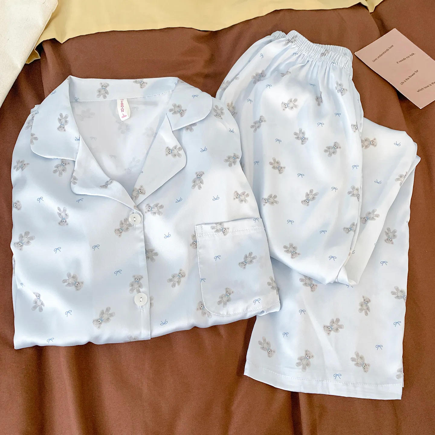 Pyjama femme haut de gamme en soie glacée bleu avec oursons cartoon, chemise à col, sensation de fraîcheur automnale, lingerie de maison luxueuse pour jeunes filles · Grossiste · OEM · Mondial - View 4