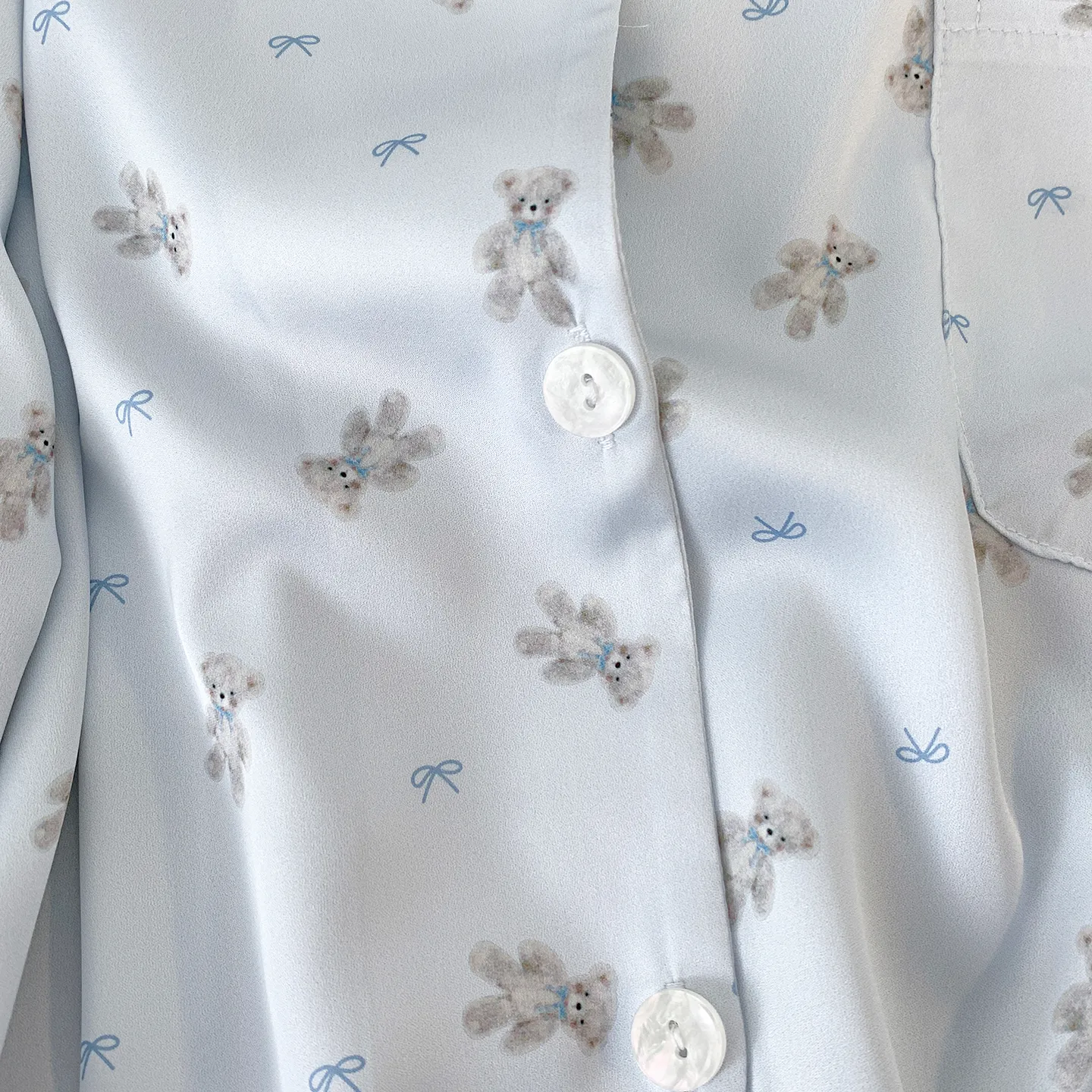 Pyjama femme haut de gamme en soie glacée bleu avec oursons cartoon, chemise à col, sensation de fraîcheur automnale, lingerie de maison luxueuse pour jeunes filles · Grossiste · OEM · Mondial - Detail 5