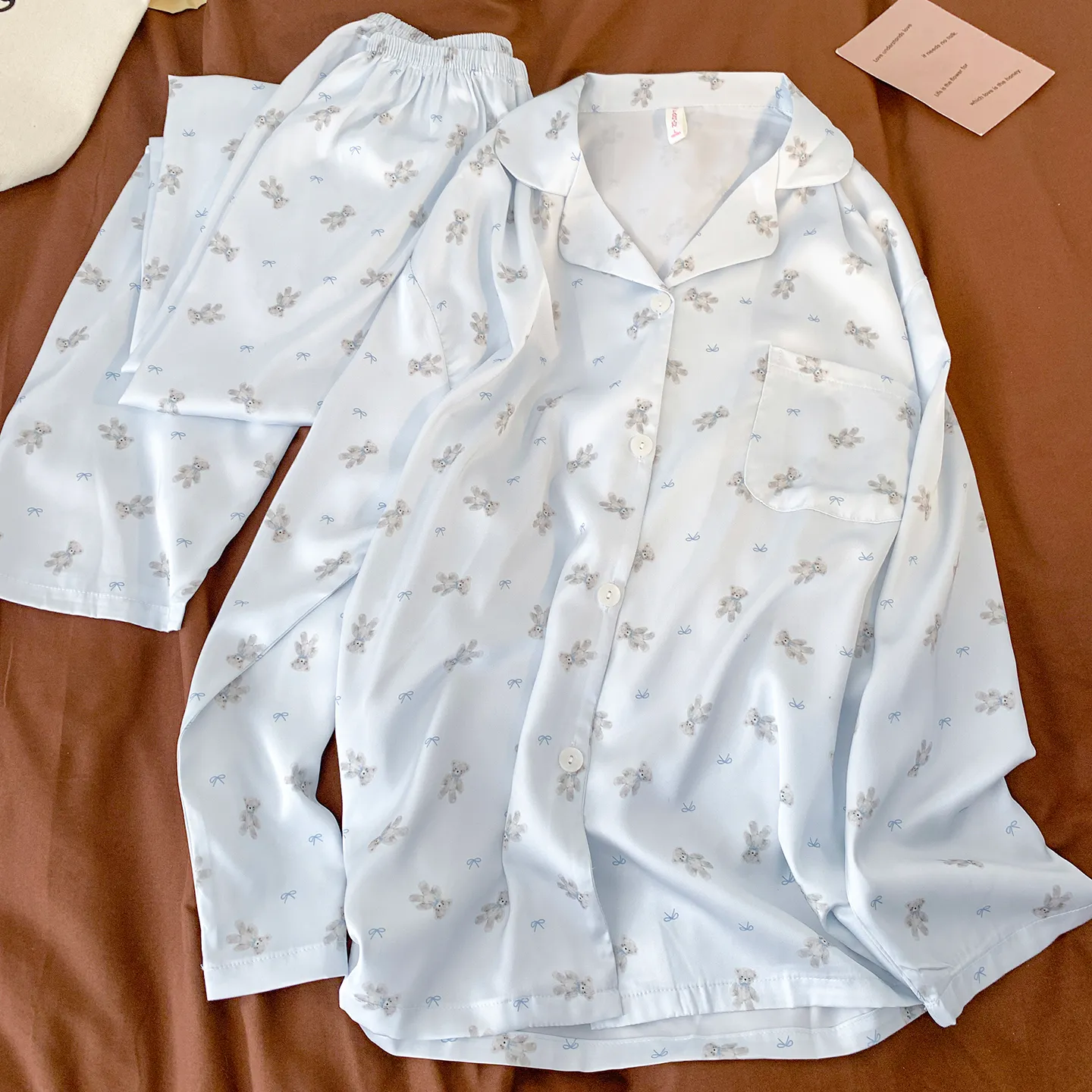 Pyjama femme haut de gamme en soie glacée bleu avec oursons cartoon, chemise à col, sensation de fraîcheur automnale, lingerie de maison luxueuse pour jeunes filles · Grossiste · OEM · Mondial - Detail 7
