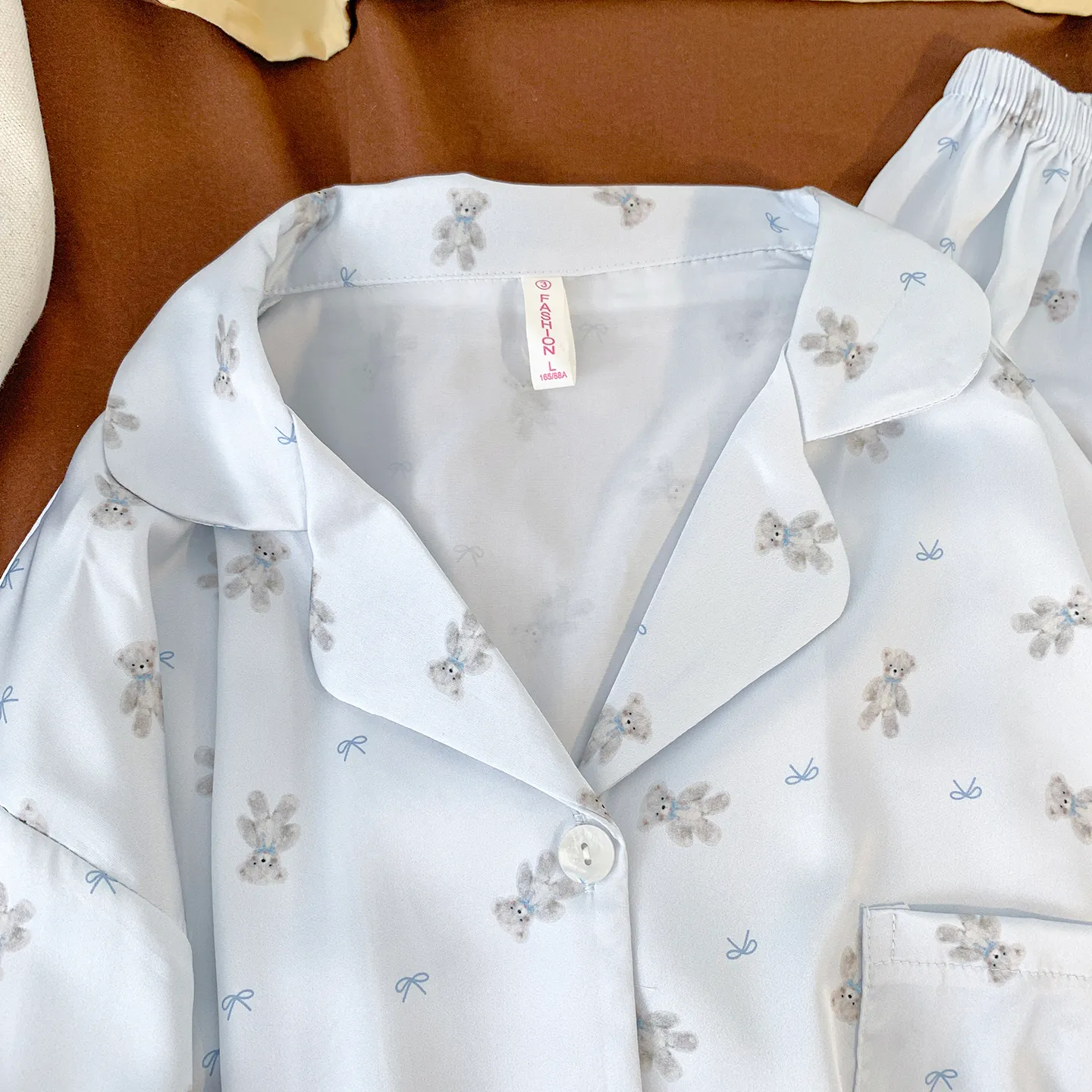 Pyjama femme haut de gamme en soie glacée bleu avec oursons cartoon, chemise à col, sensation de fraîcheur automnale, lingerie de maison luxueuse pour jeunes filles · Grossiste · OEM · Mondial - View 1