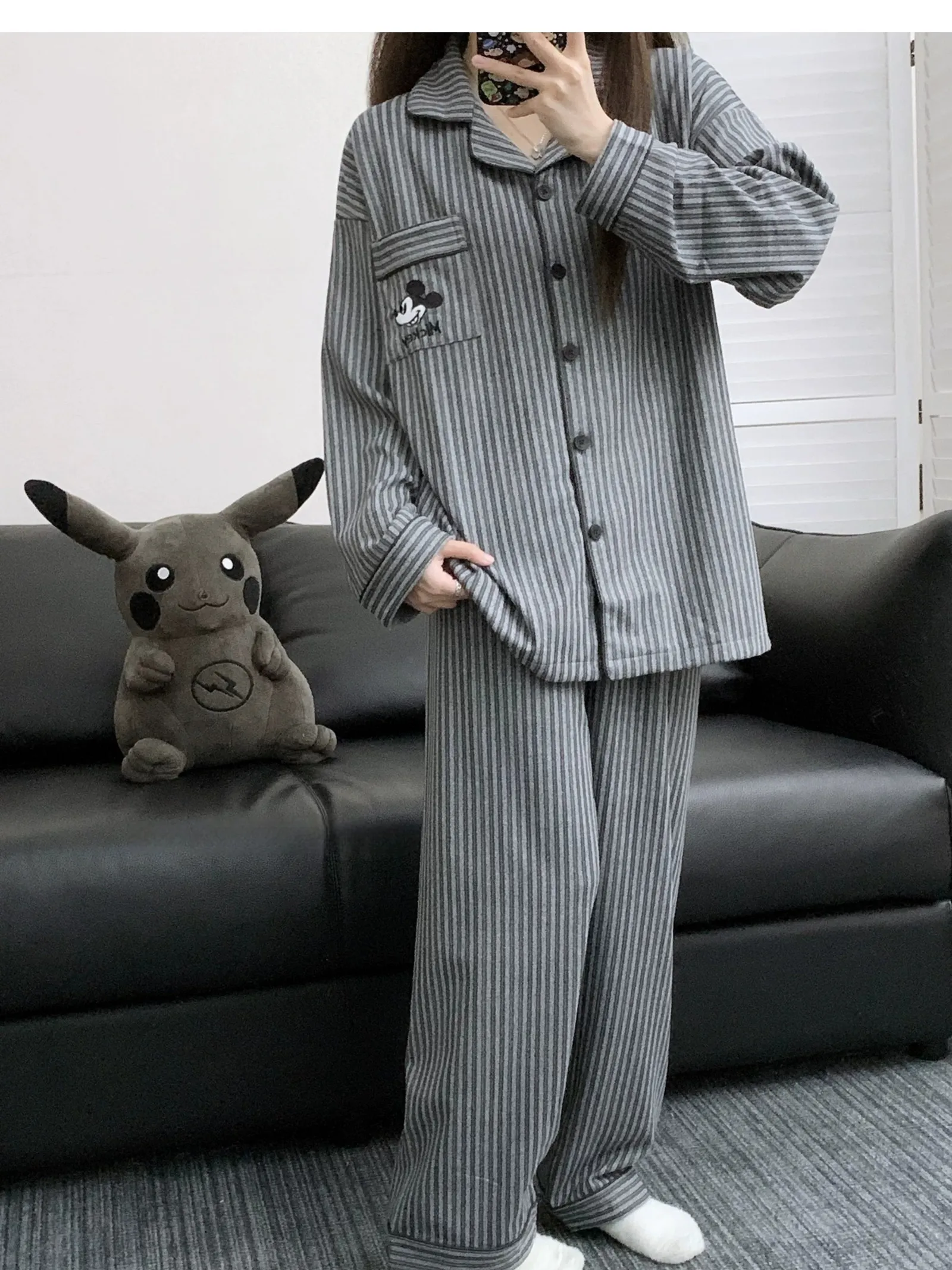 Piyama Pasangan Hangat Bergaris Mickey Versi Korea Bahan Dralon untuk Wanita Musim Gugur Musim Dingin Tebal Longgar Setelan Pria Pakaian Rumah · Grosir · OEM · Pengiriman Global - Detail 9