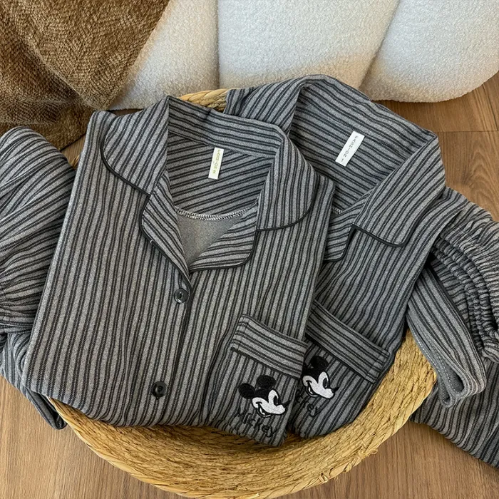 Foto asli# Piyama couple bergaris Mickey bahan Dralon tebal dan hangat untuk wanita musim gugur dan dingin, set pakaian rumah ukuran besar untuk pria · Grosir · OEM · Pengiriman Global - Detail 1