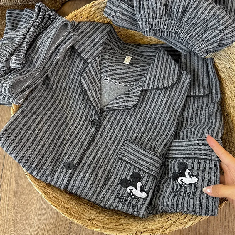 Foto asli# Piyama couple bergaris Mickey bahan Dralon tebal dan hangat untuk wanita musim gugur dan dingin, set pakaian rumah ukuran besar untuk pria · Grosir · OEM · Pengiriman Global - Detail 7