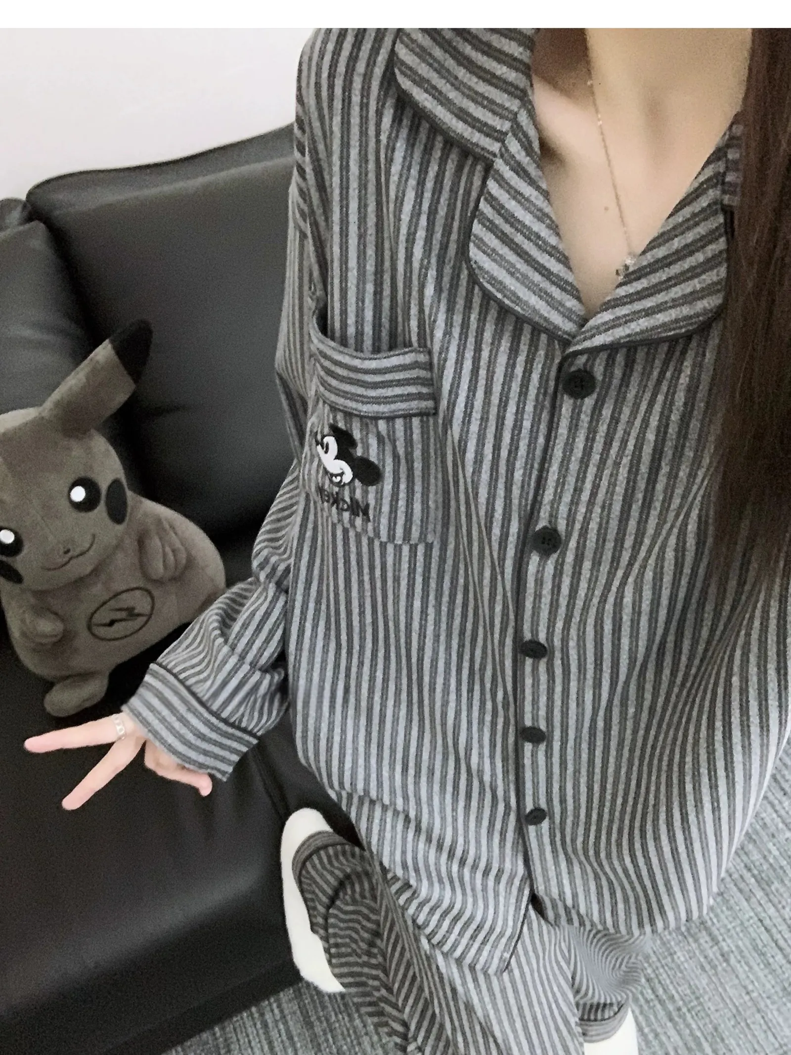 Piyama Pasangan Hangat Bergaris Mickey Versi Korea Bahan Dralon untuk Wanita Musim Gugur Musim Dingin Tebal Longgar Setelan Pria Pakaian Rumah · Grosir · OEM · Pengiriman Global - Detail 6