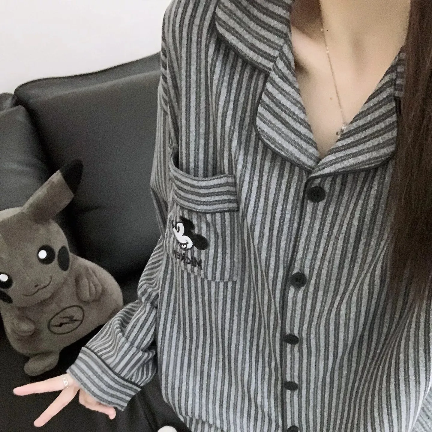 Piyama Pasangan Hangat Bergaris Mickey Versi Korea Bahan Dralon untuk Wanita Musim Gugur Musim Dingin Tebal Longgar Setelan Pria Pakaian Rumah · Grosir · OEM · Pengiriman Global - Detail 10