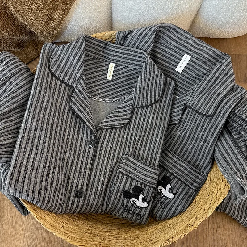 Foto asli# Piyama couple bergaris Mickey bahan Dralon tebal dan hangat untuk wanita musim gugur dan dingin, set pakaian rumah ukuran besar untuk pria · Grosir · OEM · Pengiriman Global - Detail 9