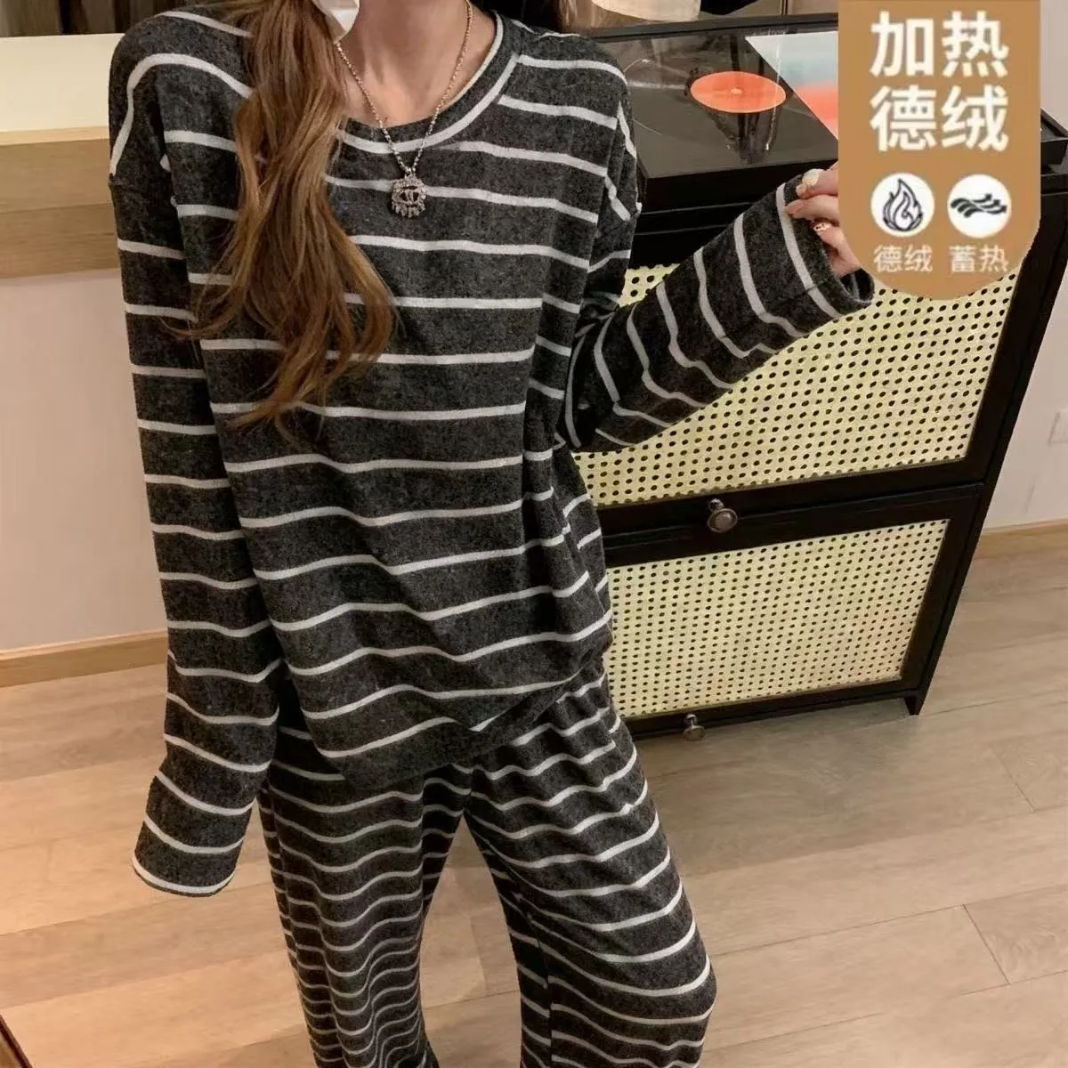 Photo réelle#Pyjama couple col rond gris foncé à rayures blanches en velours allemand, épais et chaud, pour femme automne hiver, homme grande taille, ensemble de maison · Grossiste · OEM · Mondial - Detail 5