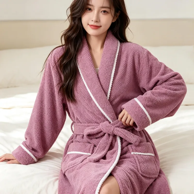 Peignoir femme automne hiver chaud flanelle bathrobe ample ceinture pyjama violet simple pur désir polaire corail · Grossiste · OEM · Mondial - View 1