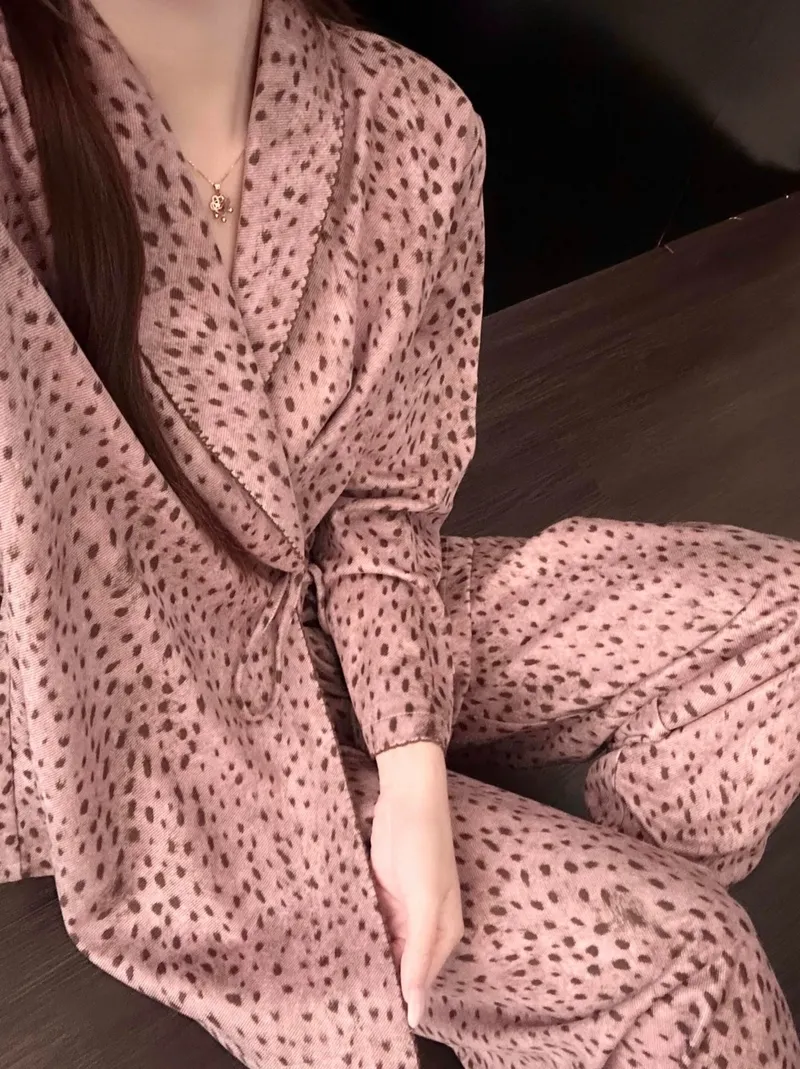 Ensemble pyjama femme 8354 imprimé léopard rose polaire épaisse version originale nouvelle collection hiver 2026 manches longues