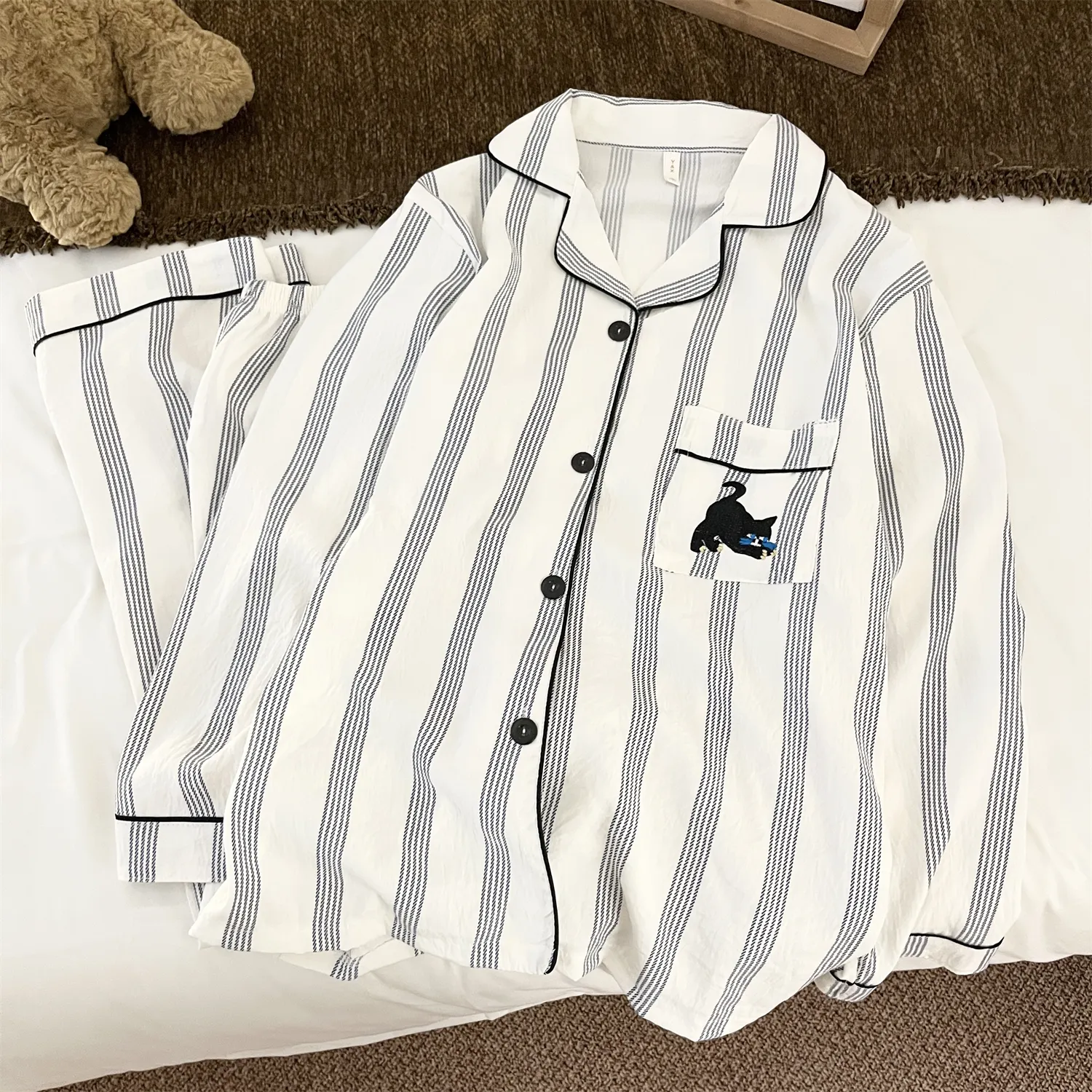 Pyjama couple en coton nuage, double longueur - rayures bleues et chat noir, manches longues et pantalon long pour femme, ensemble de maison haut de gamme pour printemps et automne · Grossiste · OEM · Mondial - Detail 12
