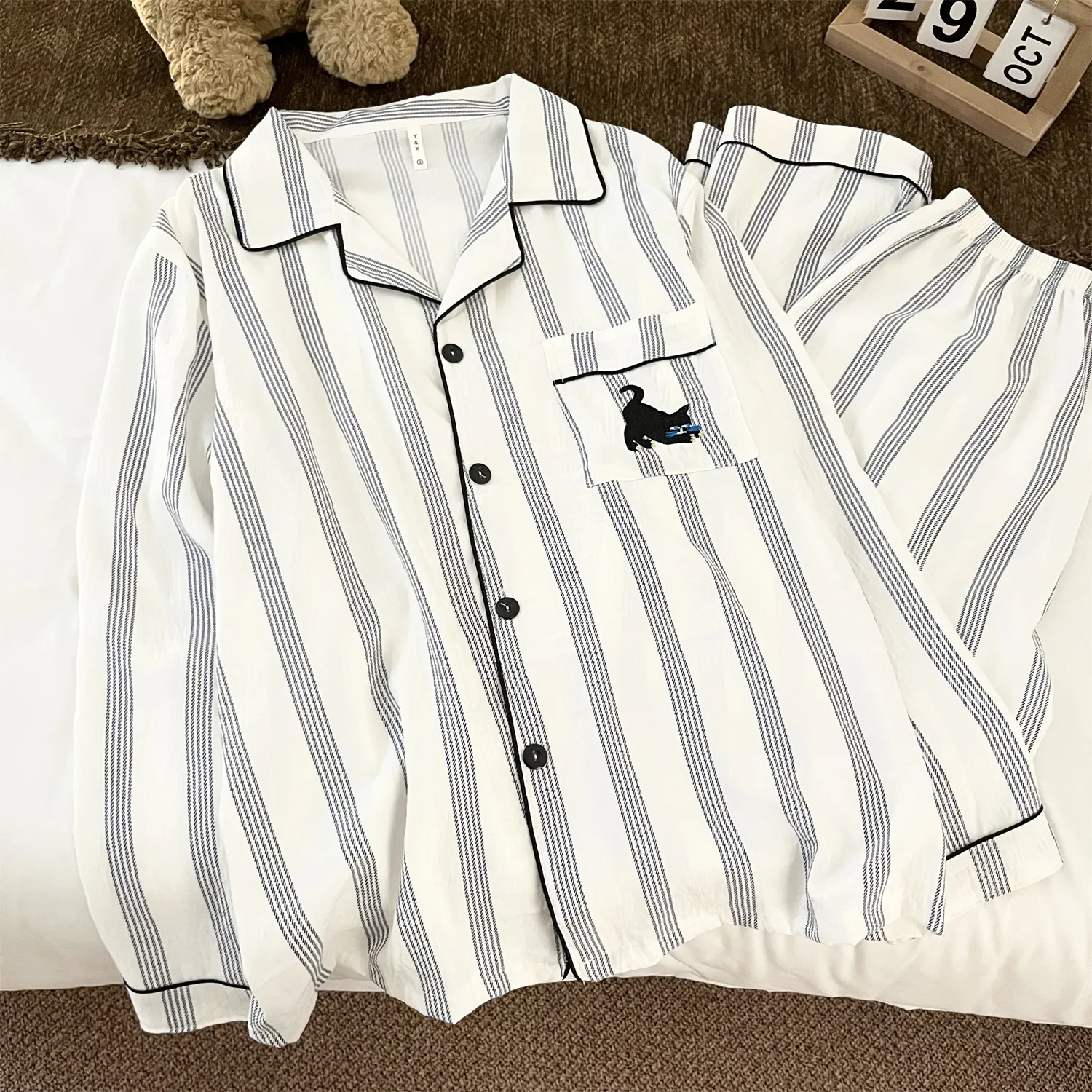 Pyjama couple en coton nuage, double longueur - rayures bleues et chat noir, manches longues et pantalon long pour femme, ensemble de maison haut de gamme pour printemps et automne · Grossiste · OEM · Mondial - Detail 7
