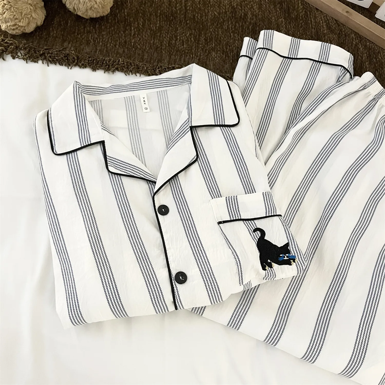 Pyjama couple en coton nuage, double longueur - rayures bleues et chat noir, manches longues et pantalon long pour femme, ensemble de maison haut de gamme pour printemps et automne · Grossiste · OEM · Mondial - Detail 8