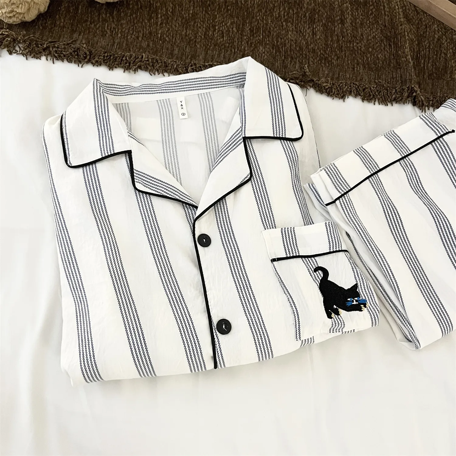 Pyjama couple en coton nuage, double longueur - rayures bleues et chat noir, manches longues et pantalon long pour femme, ensemble de maison haut de gamme pour printemps et automne · Grossiste · OEM · Mondial - Detail 9
