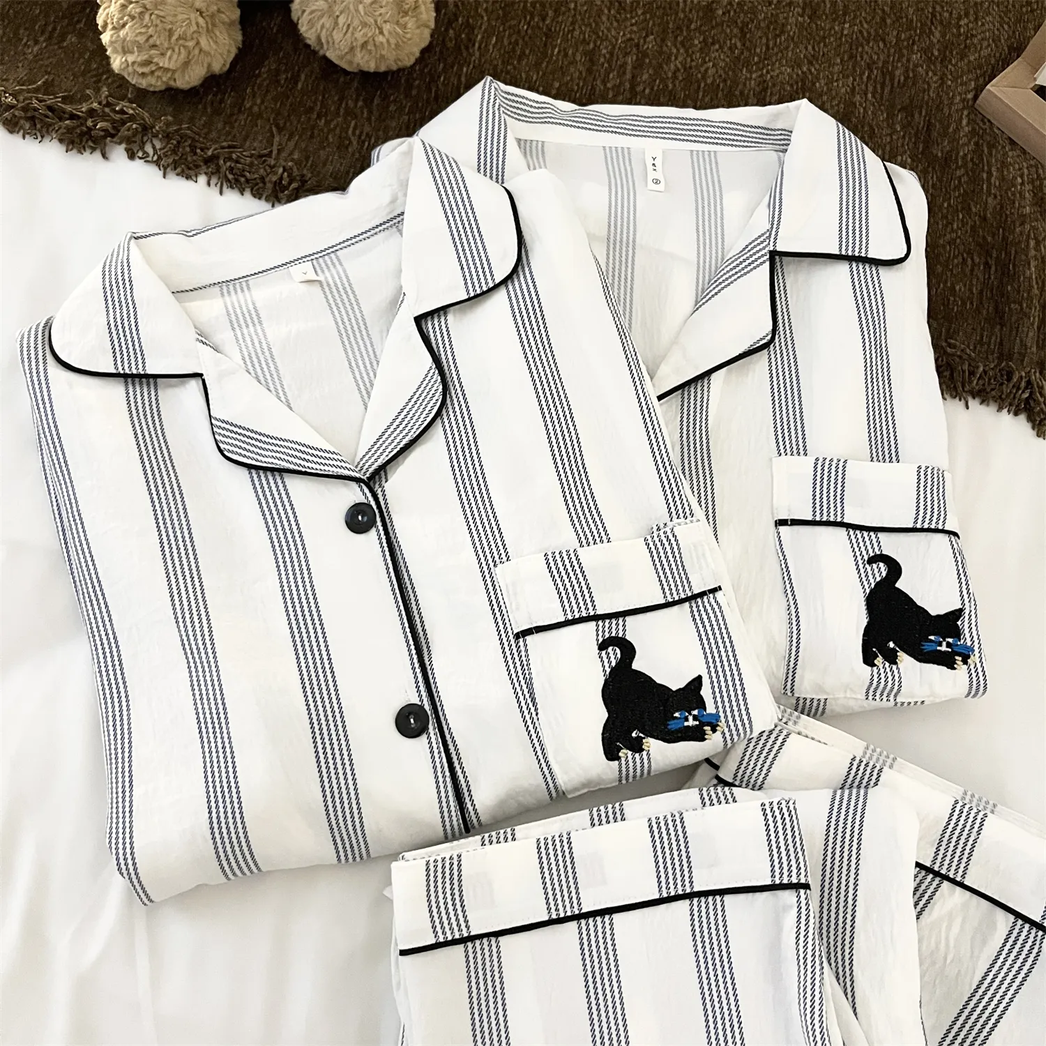 Pyjama couple en coton nuage, double longueur - rayures bleues et chat noir, manches longues et pantalon long pour femme, ensemble de maison haut de gamme pour printemps et automne · Grossiste · OEM · Mondial - Detail 4