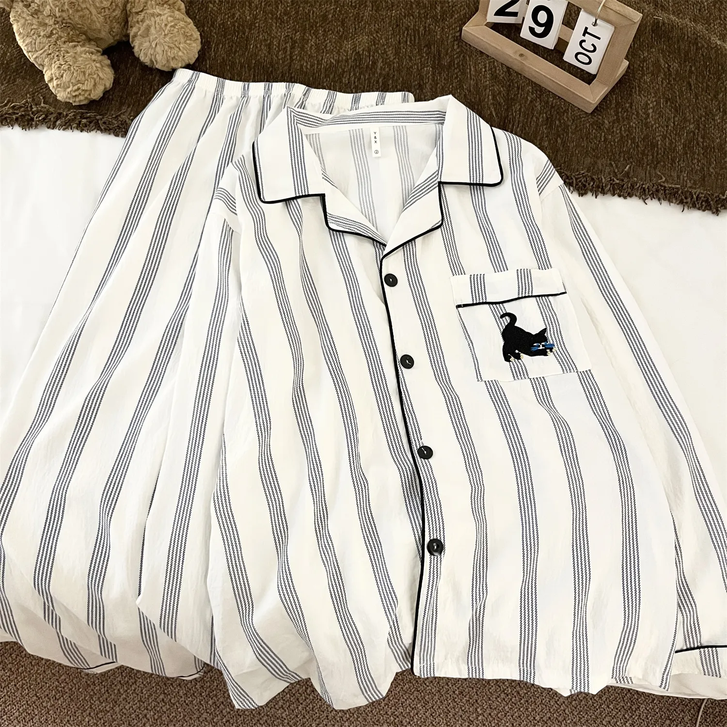Pyjama couple en coton nuage, double longueur - rayures bleues et chat noir, manches longues et pantalon long pour femme, ensemble de maison haut de gamme pour printemps et automne · Grossiste · OEM · Mondial - View 3