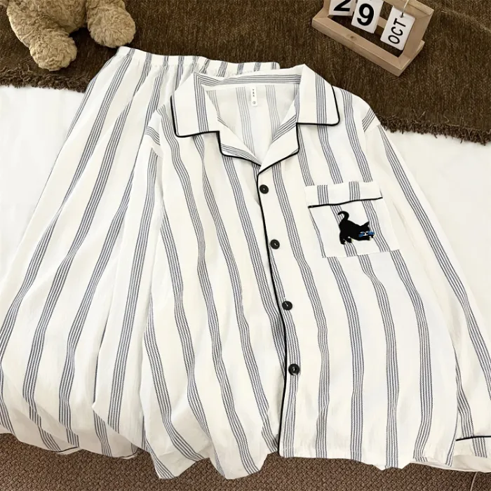 Pyjama couple en coton nuage, double longueur - rayures bleues et chat noir, manches longues et pantalon long pour femme, ensemble de maison haut de gamme pour printemps et automne · Grossiste · OEM · Mondial - Detail 1