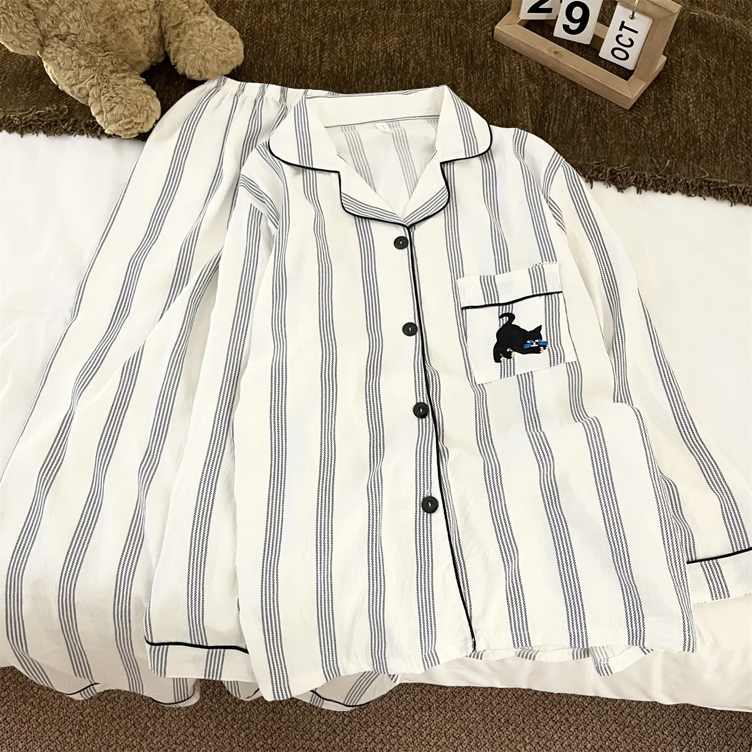 Pyjama couple en coton nuage, double longueur - rayures bleues et chat noir, manches longues et pantalon long pour femme, ensemble de maison haut de gamme pour printemps et automne · Grossiste · OEM · Mondial - Detail 11