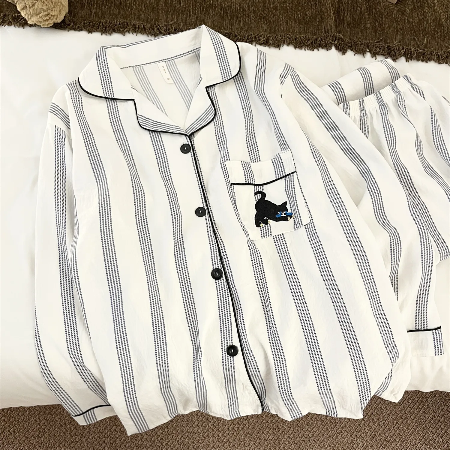 Pyjama couple en coton nuage, double longueur - rayures bleues et chat noir, manches longues et pantalon long pour femme, ensemble de maison haut de gamme pour printemps et automne · Grossiste · OEM · Mondial - Detail 13