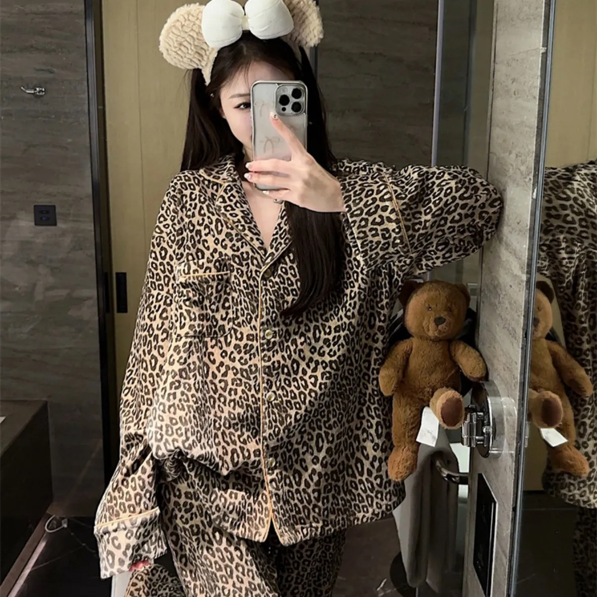Set Piyama Wanita Motif Leopard Warna Cokelat Premium Bahan Dralon Lengan Panjang Musim Gugur Dingin Bisa Dipakai di Luar Gaya Manis · Grosir · OEM · Pengiriman Global - Detail 1